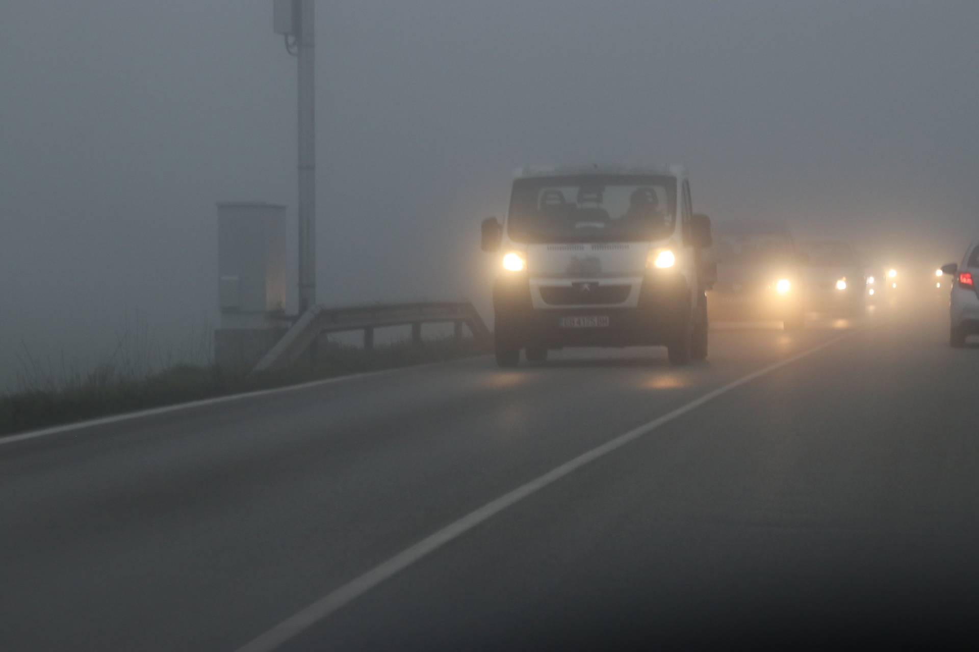 Гъста мъгла по пътищата на страната